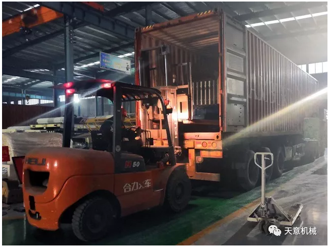 天意機械為柬埔寨客戶加工生產(chǎn)年產(chǎn)80萬平方輕質(zhì)墻板生產(chǎn)線成功裝車啟運！